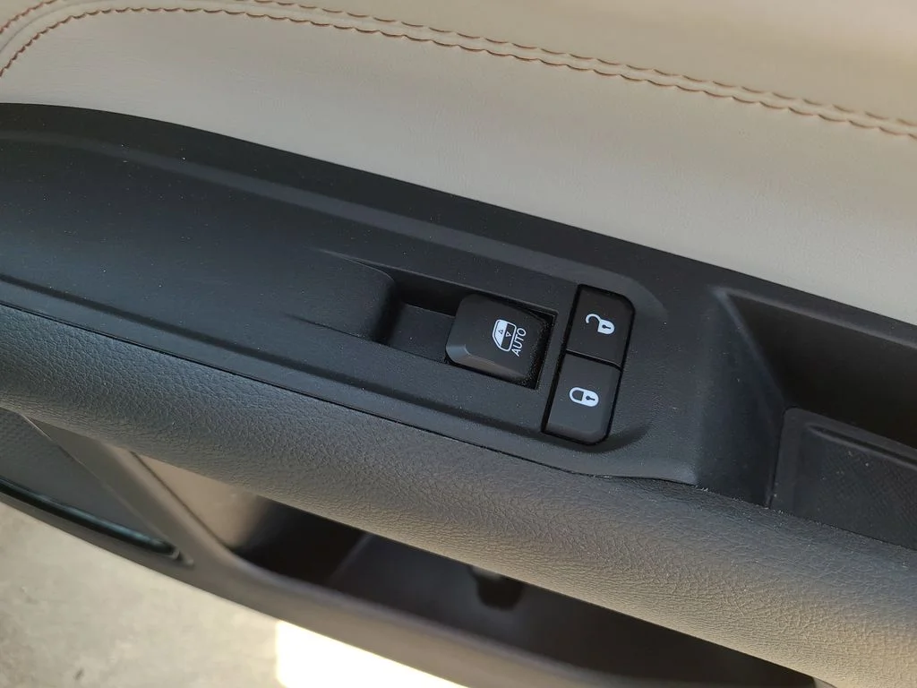Used 2025 Silver Jeep Limited image 9
