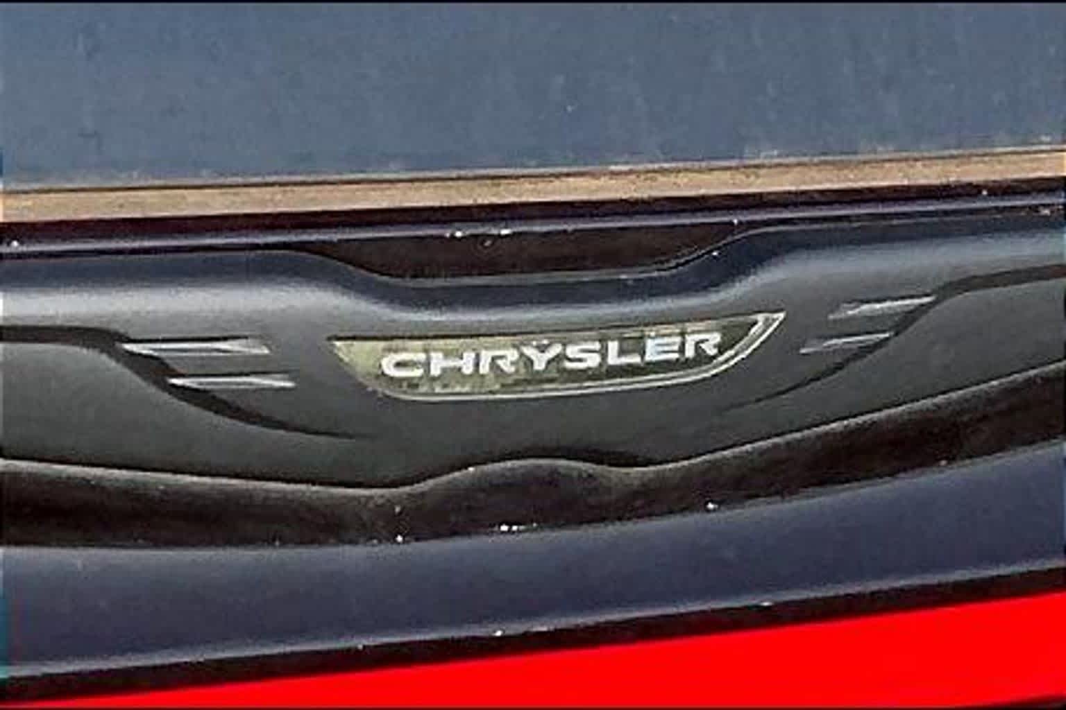 Used 2021 Ceramic Gray Clearcoat Chrysler Touring L image 28