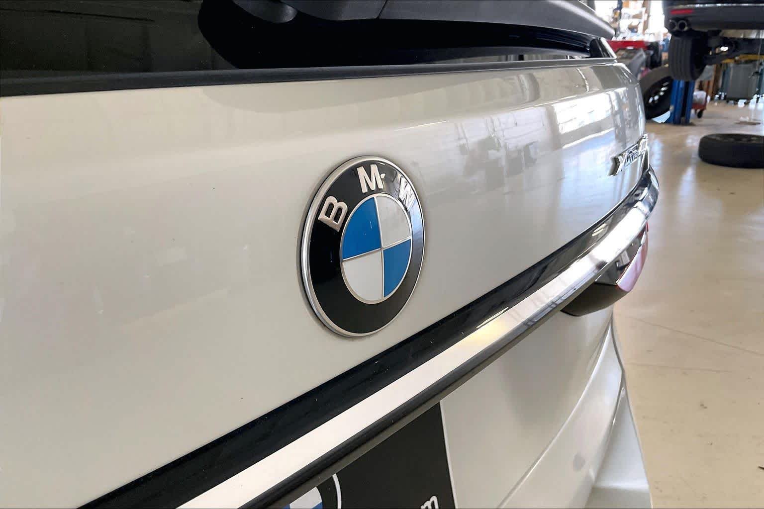 Used 2026 Mineral White Metallic BMW xDrive40i image 31