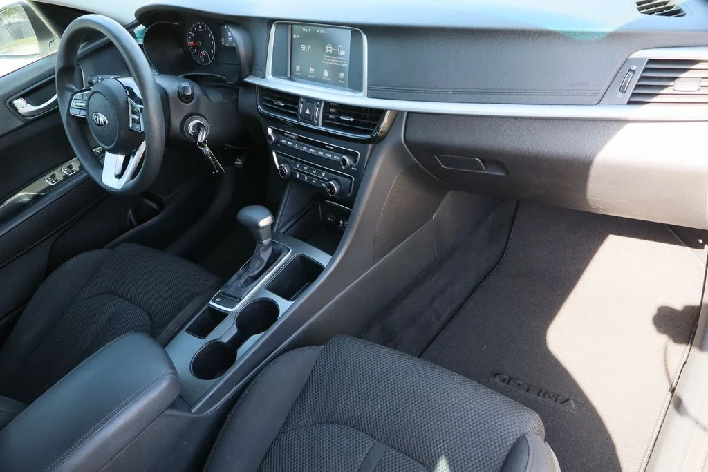 Used 2019 White Kia LX image 27