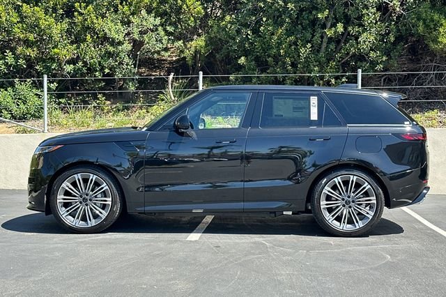 New 2026 Black Land Rover Dynamic SE image 2