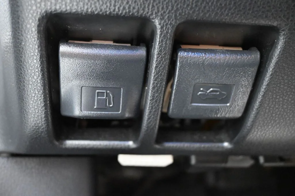 Used 2020 Silver Toyota XLE Premium image 25