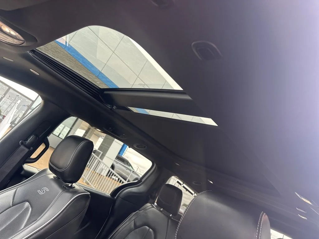Used 2025 White Chrysler Limited image 3