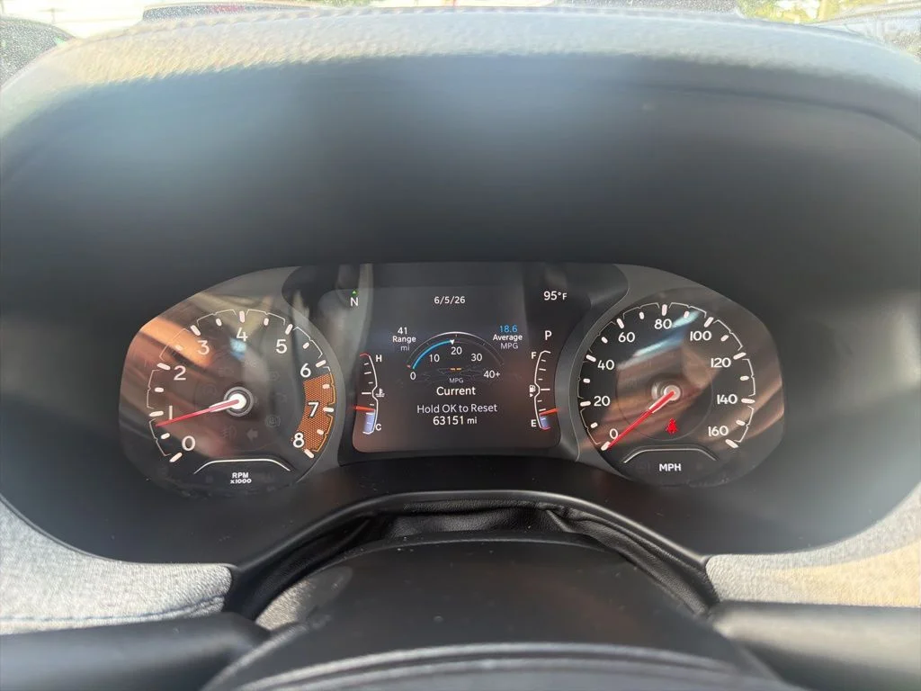 Used 2024 White/off-white Jeep Latitude image 15