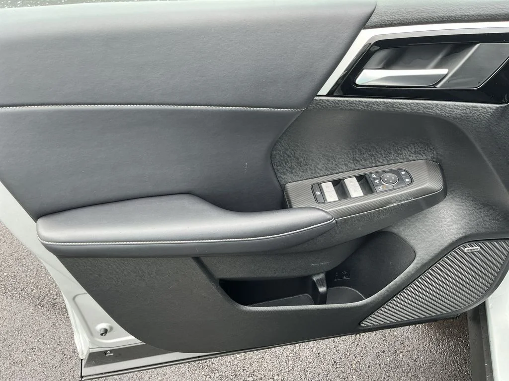 Used 2025 Silver Mitsubishi SE image 13