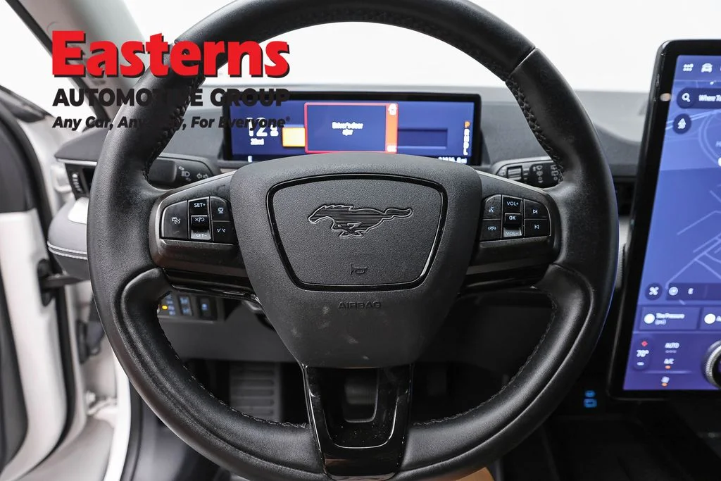 Used 2021 White Ford Select image 10
