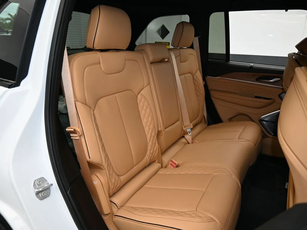 New 2025 Bright White Clear-Coat Exterior Paint Jeep Summit Reserve image 44