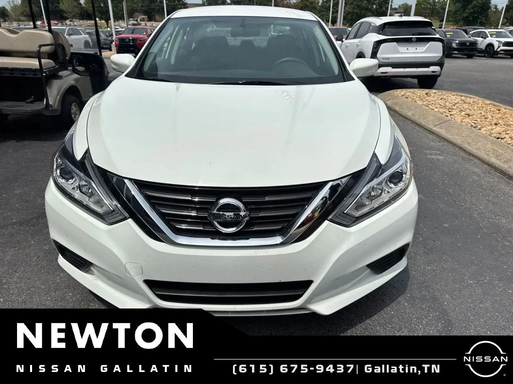 Used 2018 Glacier White Nissan 2.5 S image 3