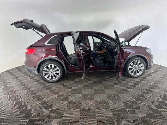 Used 2018 Red Lincoln Reserve image 16