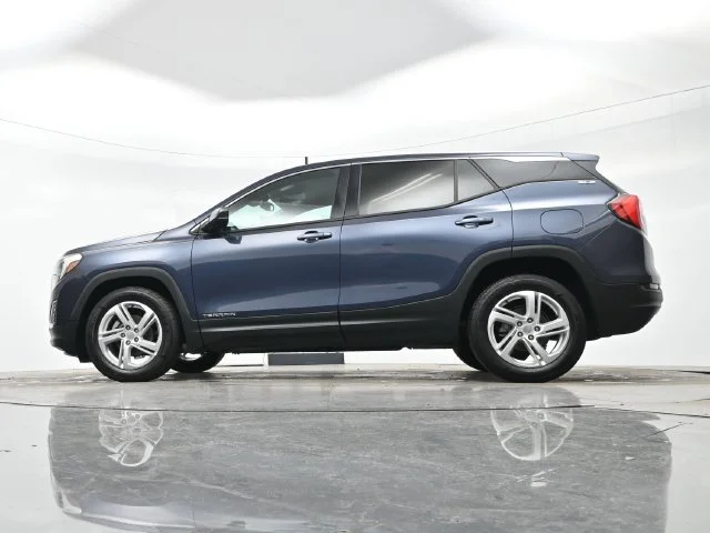 Used 2018 BLUE STEEL METALLIC GMC SLE image 26