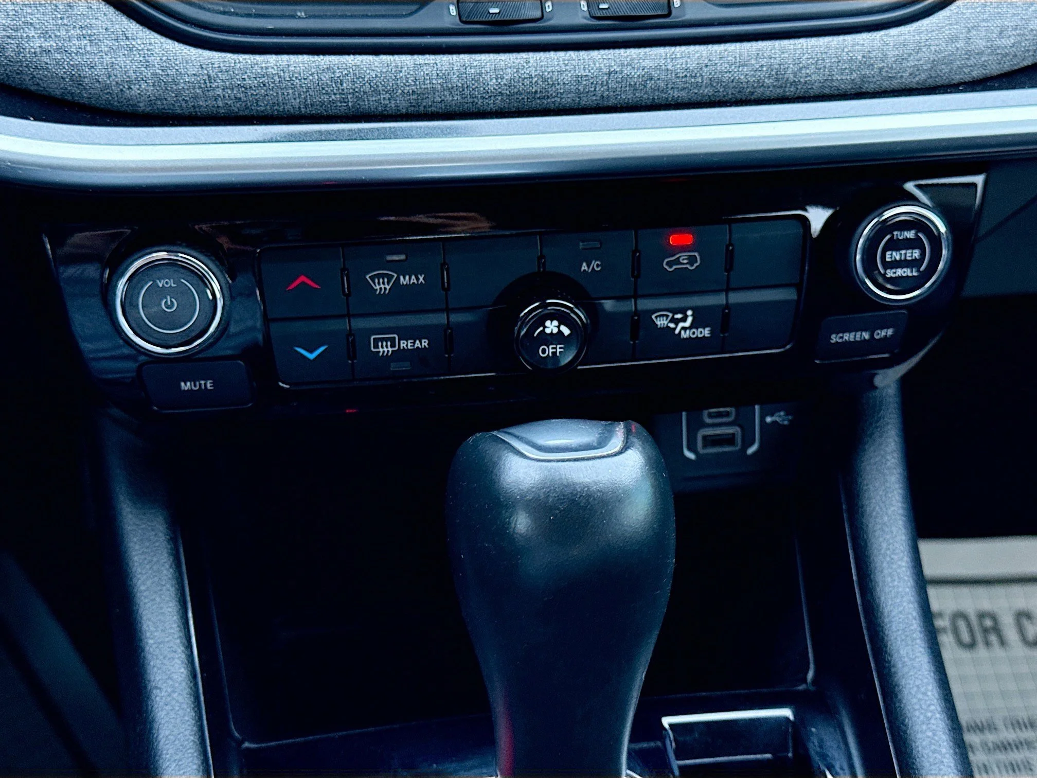 Used 2022 Diamond Black Crystal Pearlcoat Jeep Latitude image 33