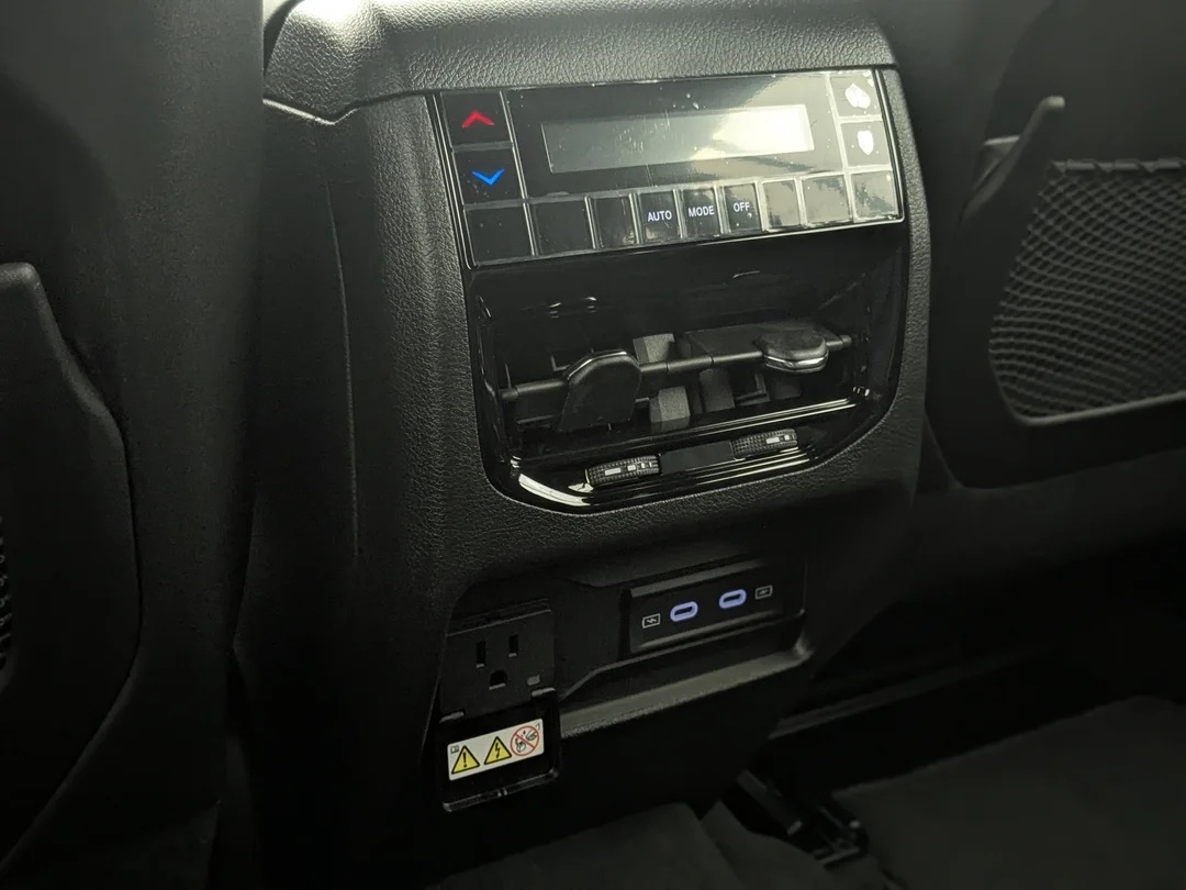 New 2026 Grey Jeep Altitude - - 4x4 - 20 Gloss Black Wheels - Remote Start - Capri Leatherette & More! image 27