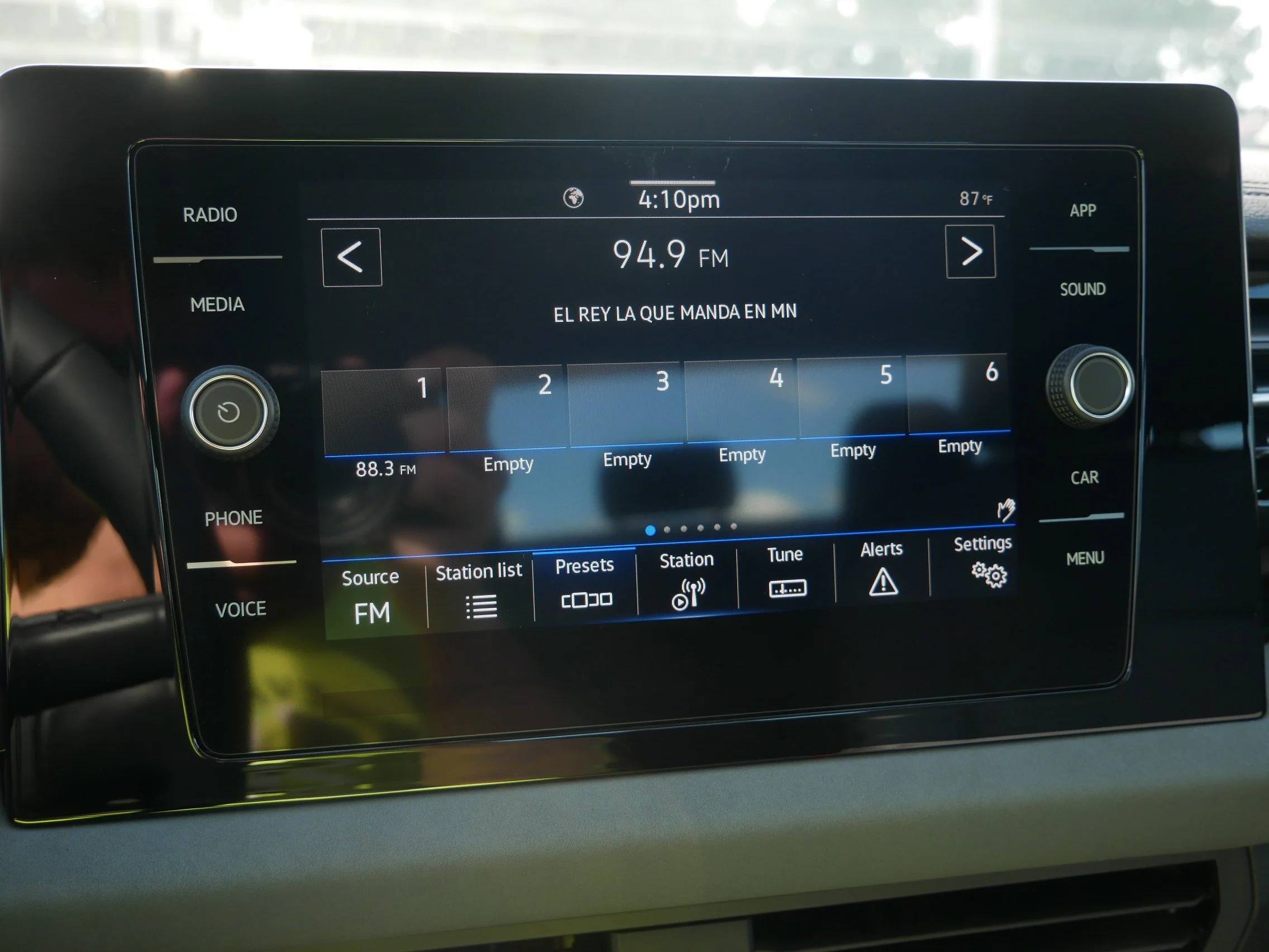 2025 Volkswagen Jetta SE - Photo 8