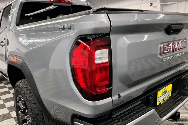 Used 2025 Sterling Metallic GMC Elevation image 33