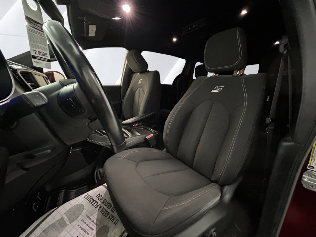 Used 2018 Red Chrysler Touring Plus image 8