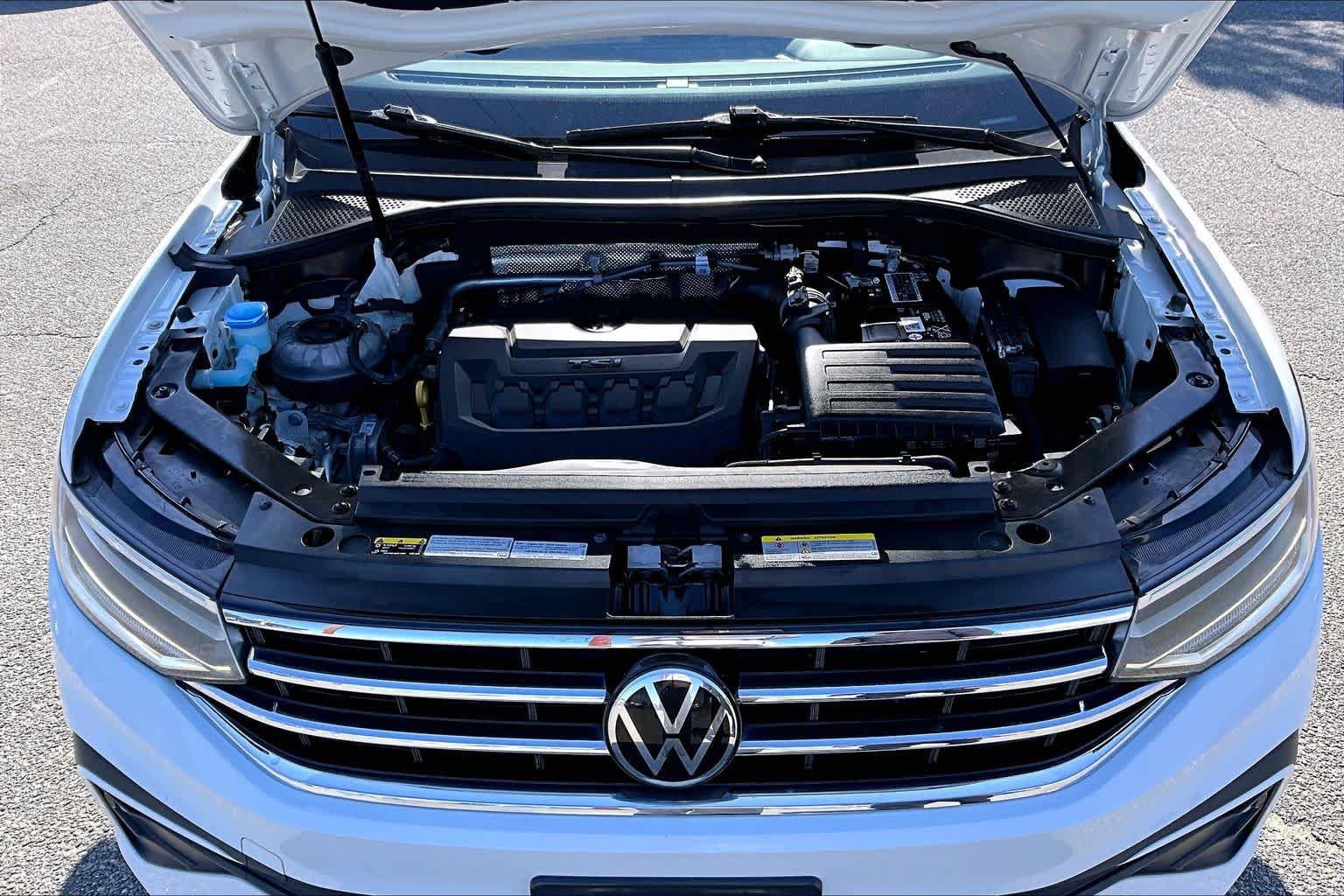 Used 2022 Pure White Volkswagen SE image 32