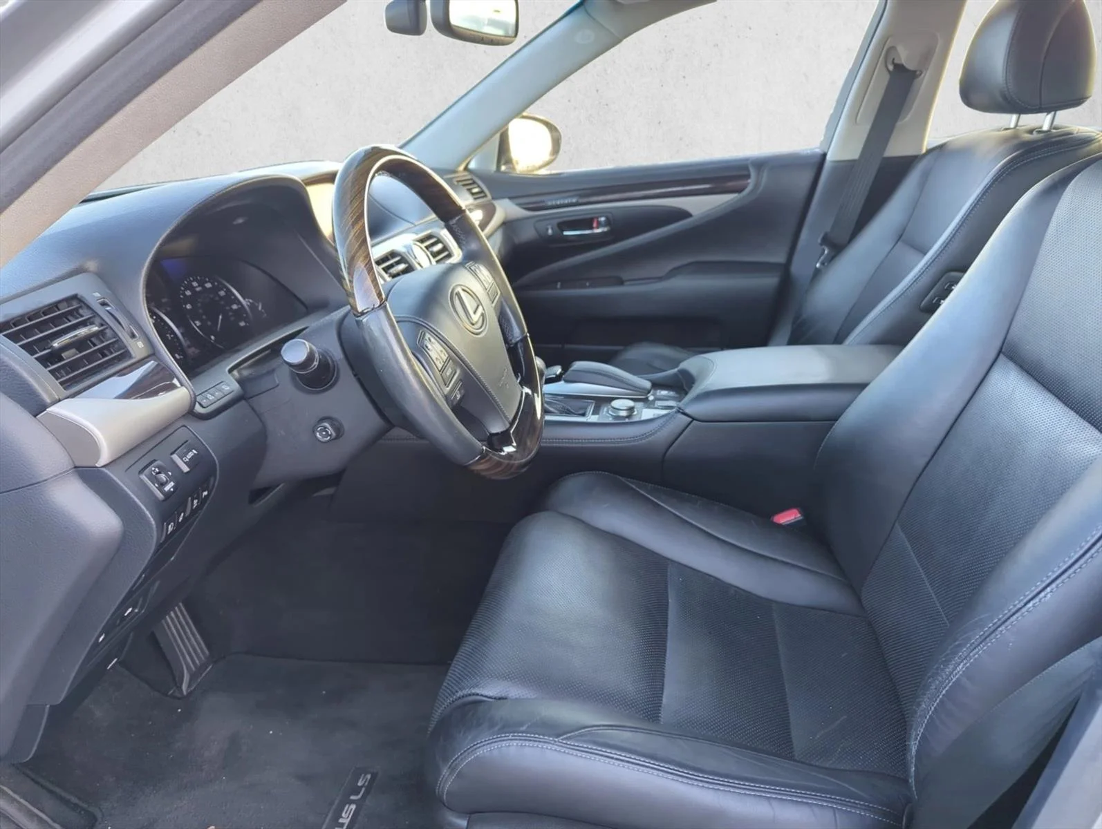 Used 2014 Liquid Platinum Lexus  image 11