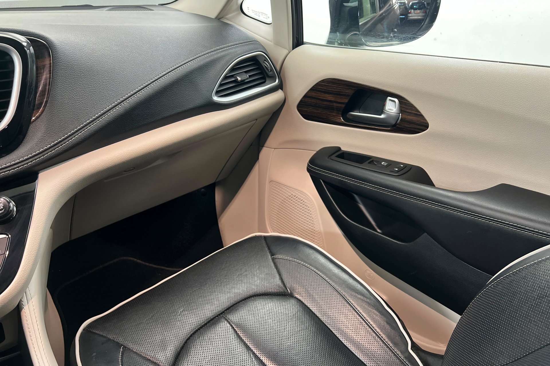 2023 Chrysler Pacifica Limited - Photo 10