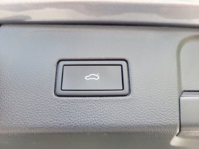 2022 Volkswagen Atlas SE w/Tech - Photo 7