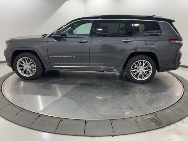 Used 2024 Gray Jeep Summit image 2