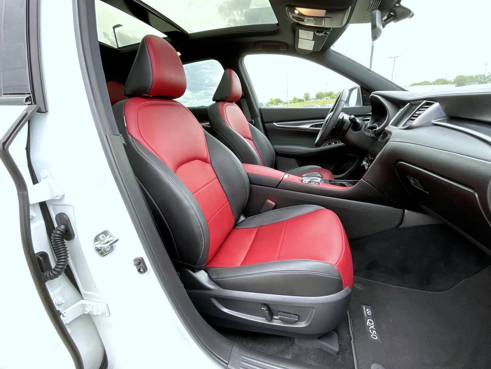 Used 2025 White INFINITI SPORT image 16