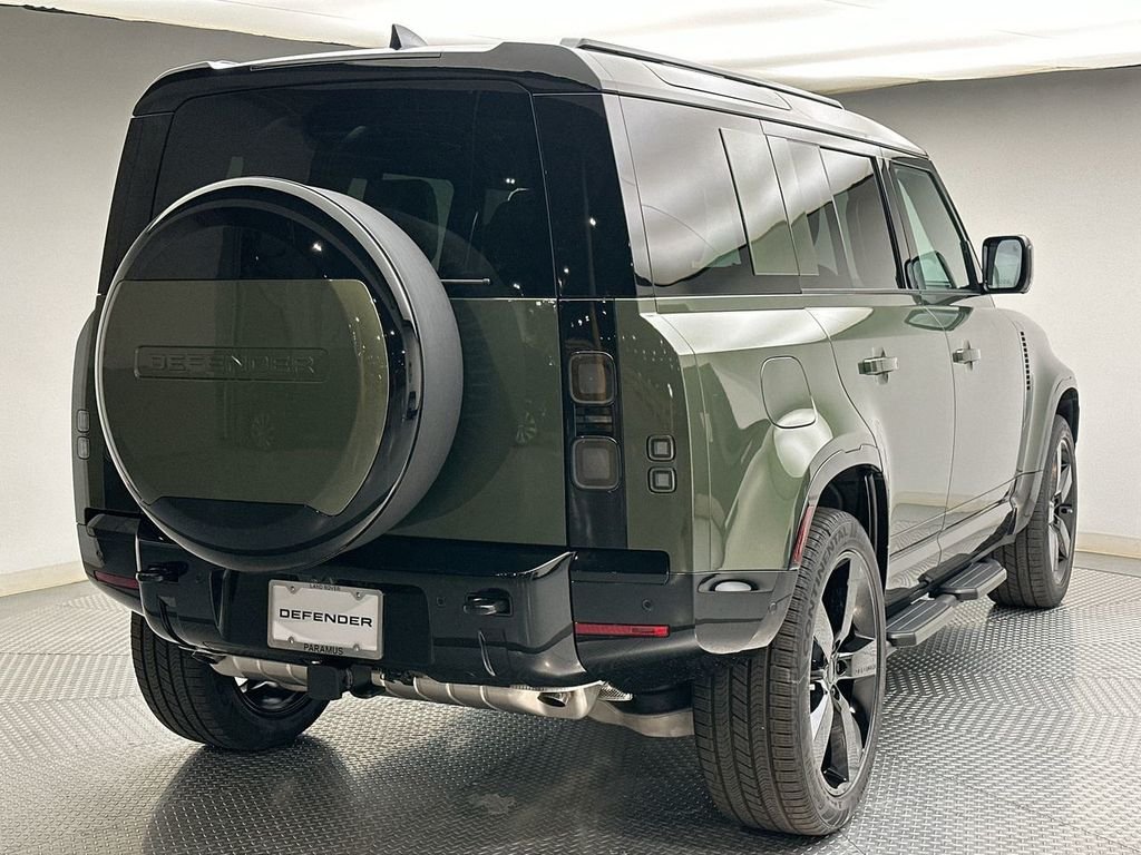New 2026 Woolstone Green Land Rover X-Dynamic SE image 3