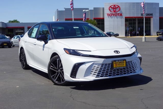 New 2026 Wind Chill Pearl with Midnight Black Metallic roof <sup>1</sup> Toyota  XSE image 2