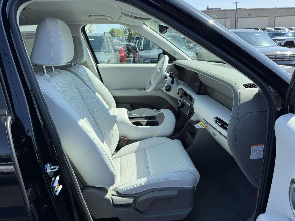 New 2026 Abyss Black Hyundai SEL 7P image 15