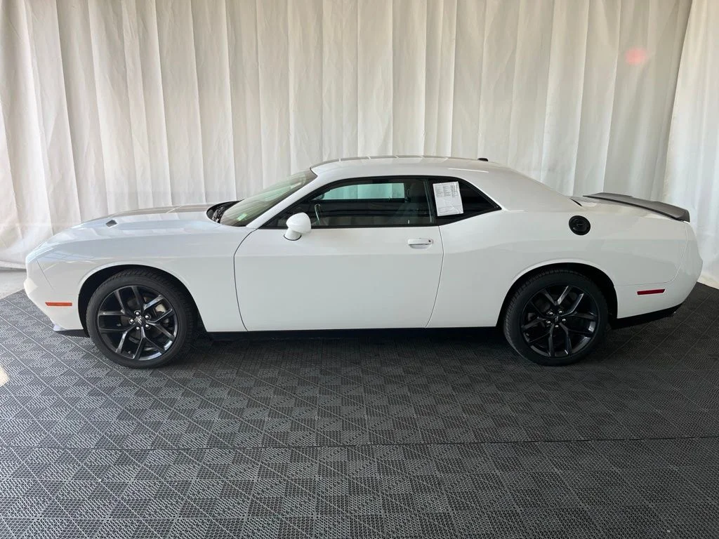 Used 2023 White Dodge SXT image 27