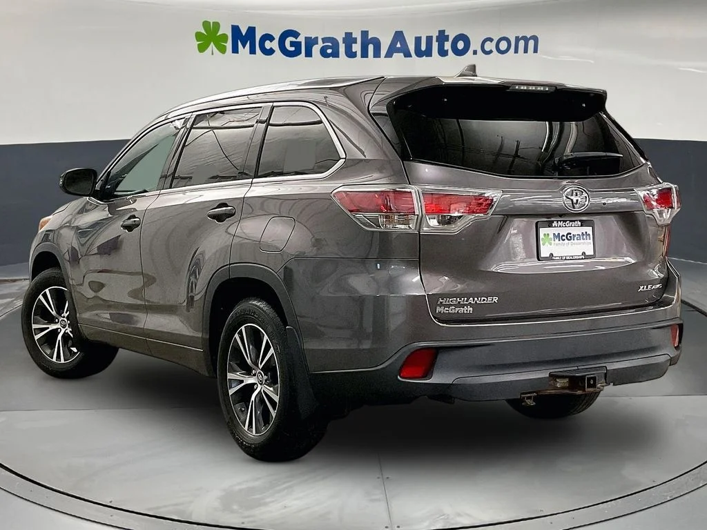 Used 2016 Gray Toyota XLE V6 image 3