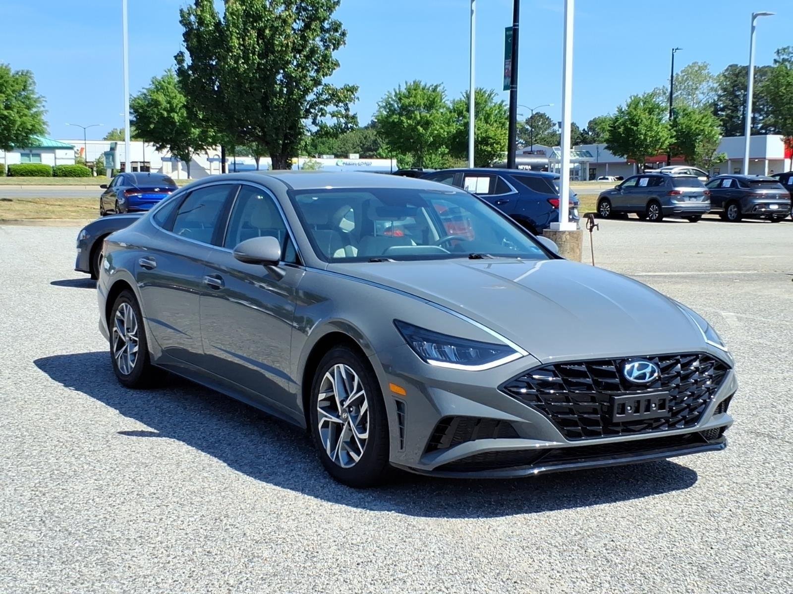 Used 2022 Hampton Gray Hyundai SEL image 4