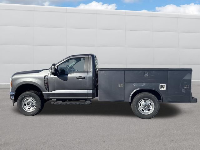 2025 Ford F-350 Super Duty Chassis Cab XLT - Photo 2