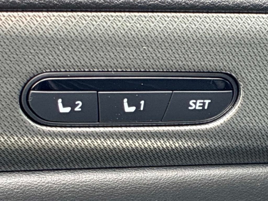 Used 2023 Silver INFINITI LUXE image 24