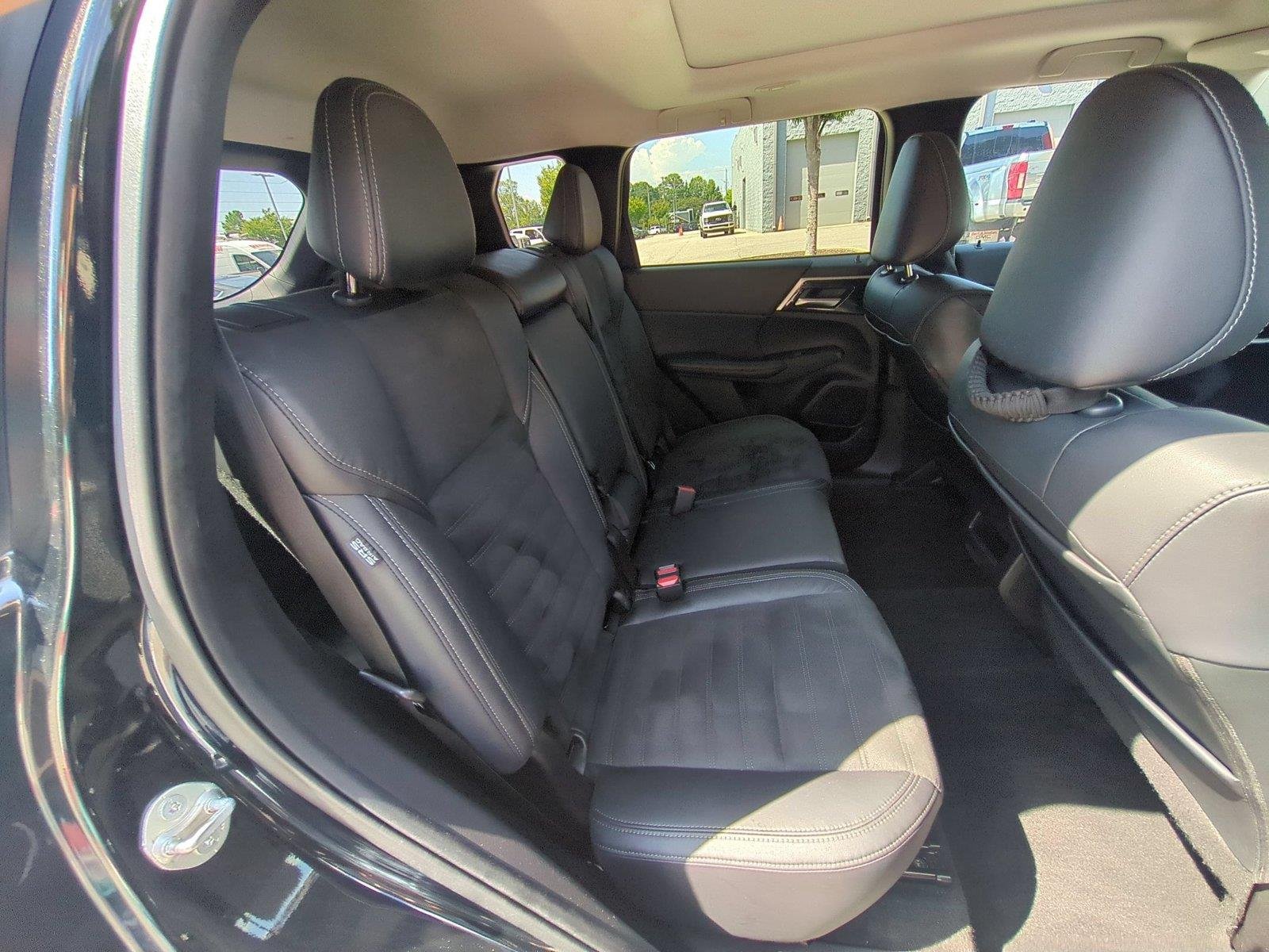 Used 2022 Labrador Black Pearl Mitsubishi SE image 38