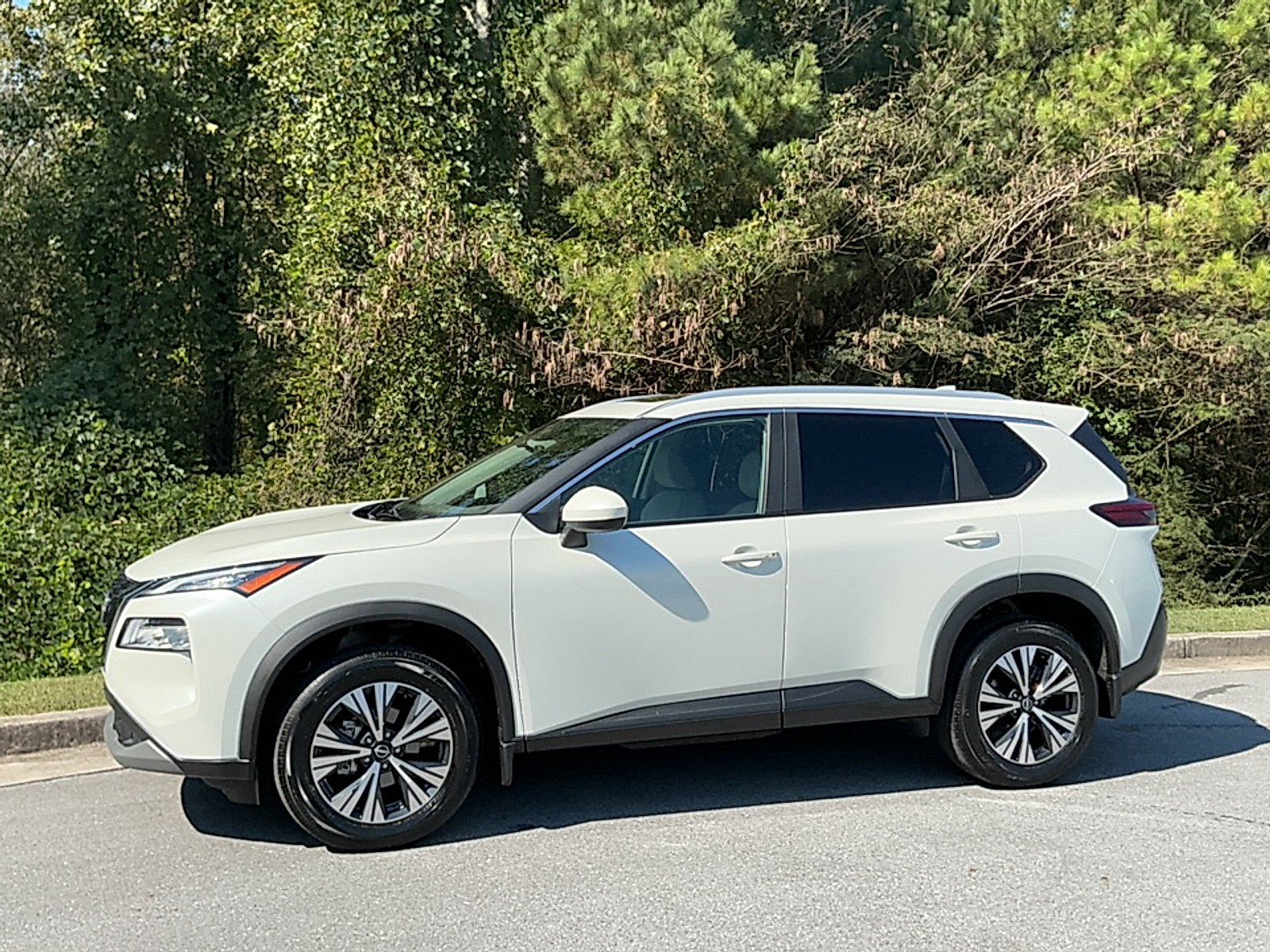 Used 2023 Pearl White Tricoat Nissan SV FWD image 4