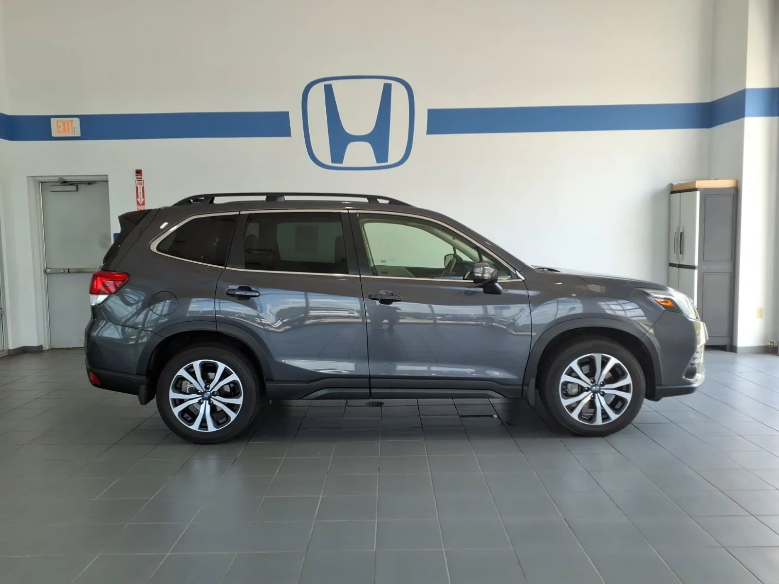 Used 2024 Magnetite Gray Metallic Subaru Limited image 4
