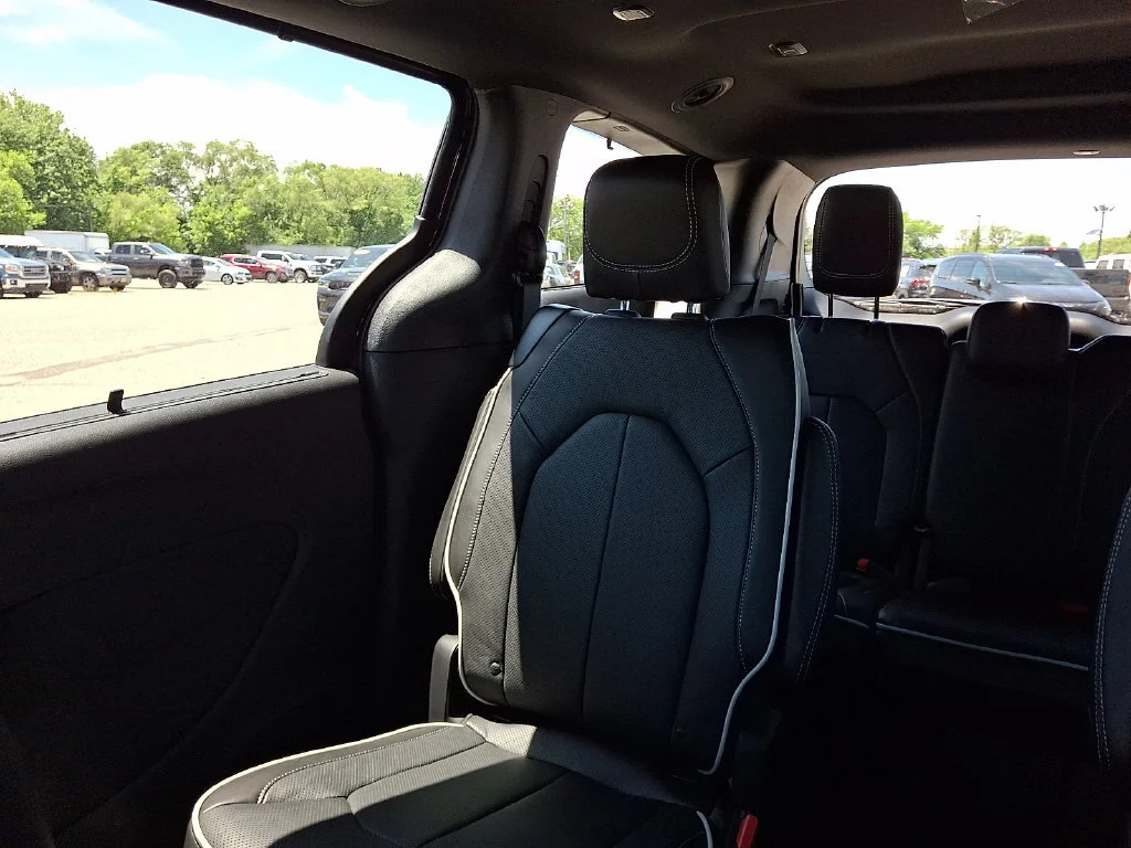 New 2027 Diamond Black Crystal Pearl-Coat Exterior Paint Chrysler Limited image 13