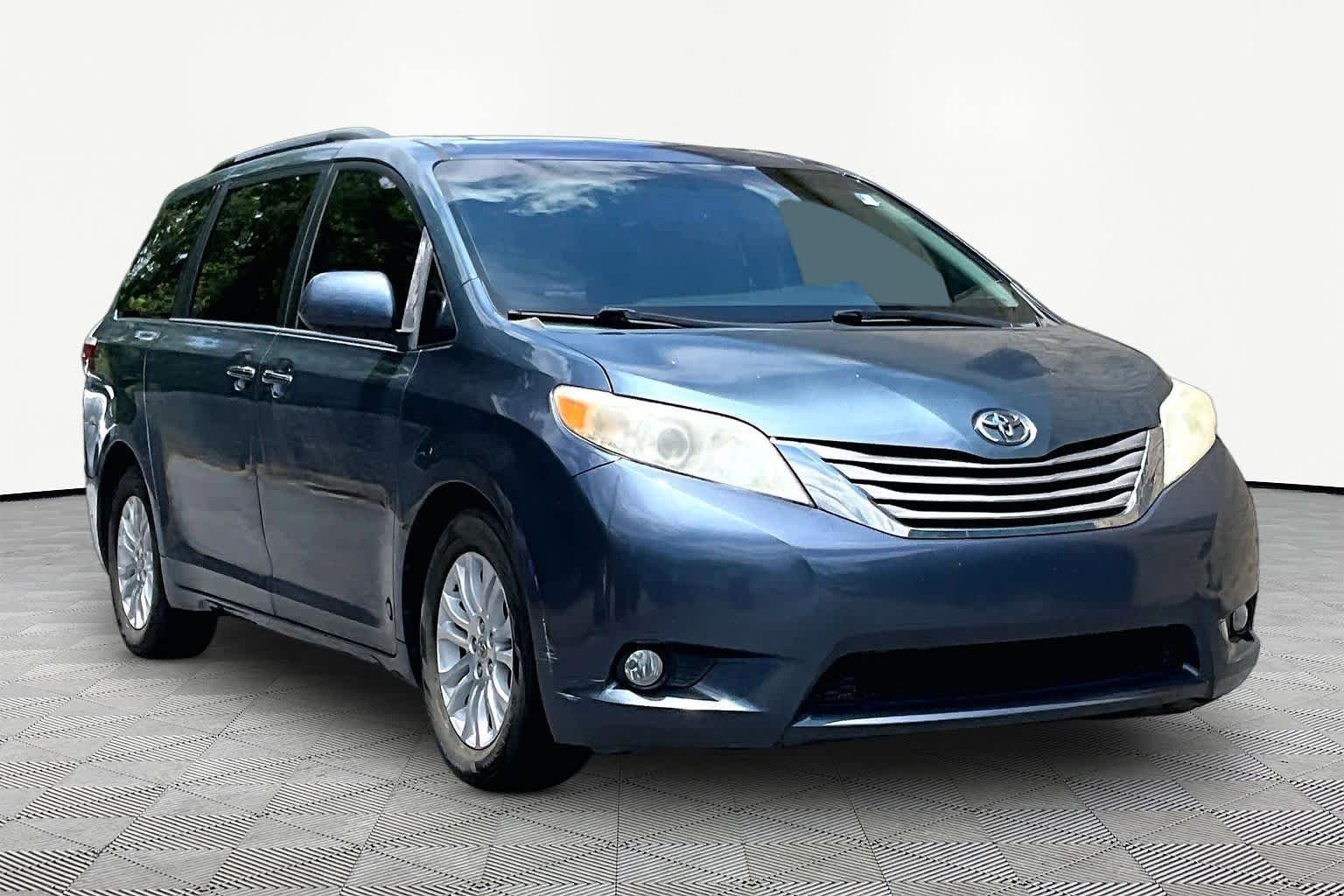 Used 2015 Shoreline Blue Pearl Toyota XLE image 3