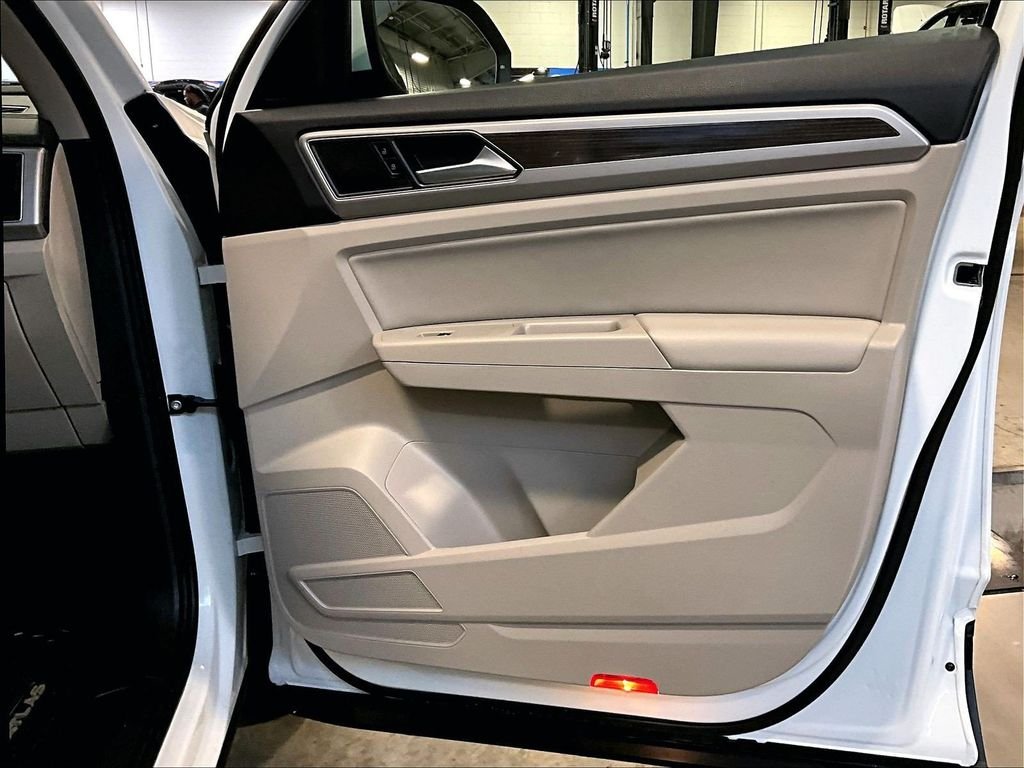 Used 2019 White Volkswagen 3.6L V6 SE image 12
