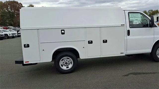 New 2025 Summit White GMC 1WT image 2