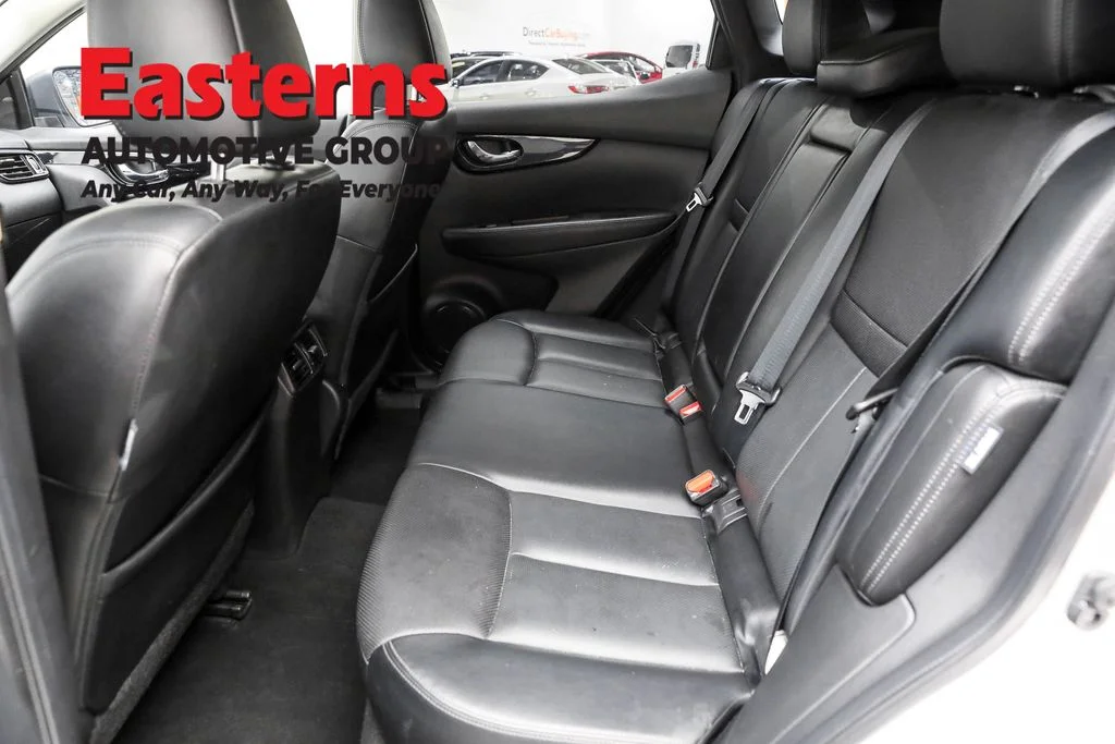 Used 2022 Silver Nissan SL image 21
