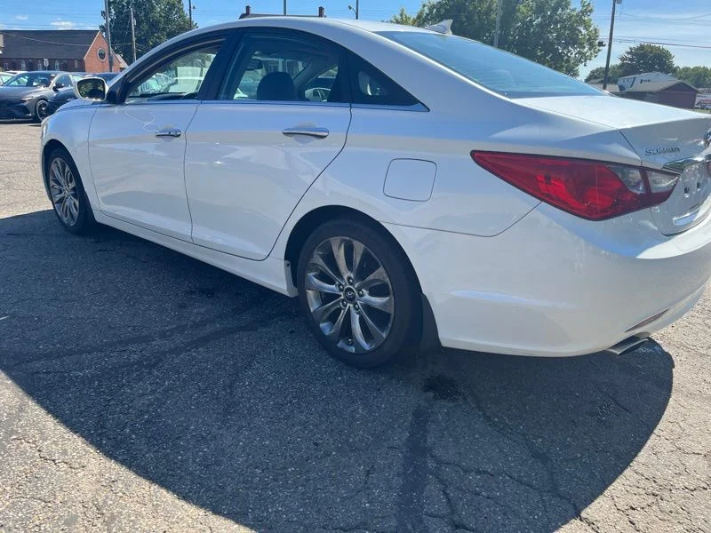 Used 2012 White Hyundai SE image 11