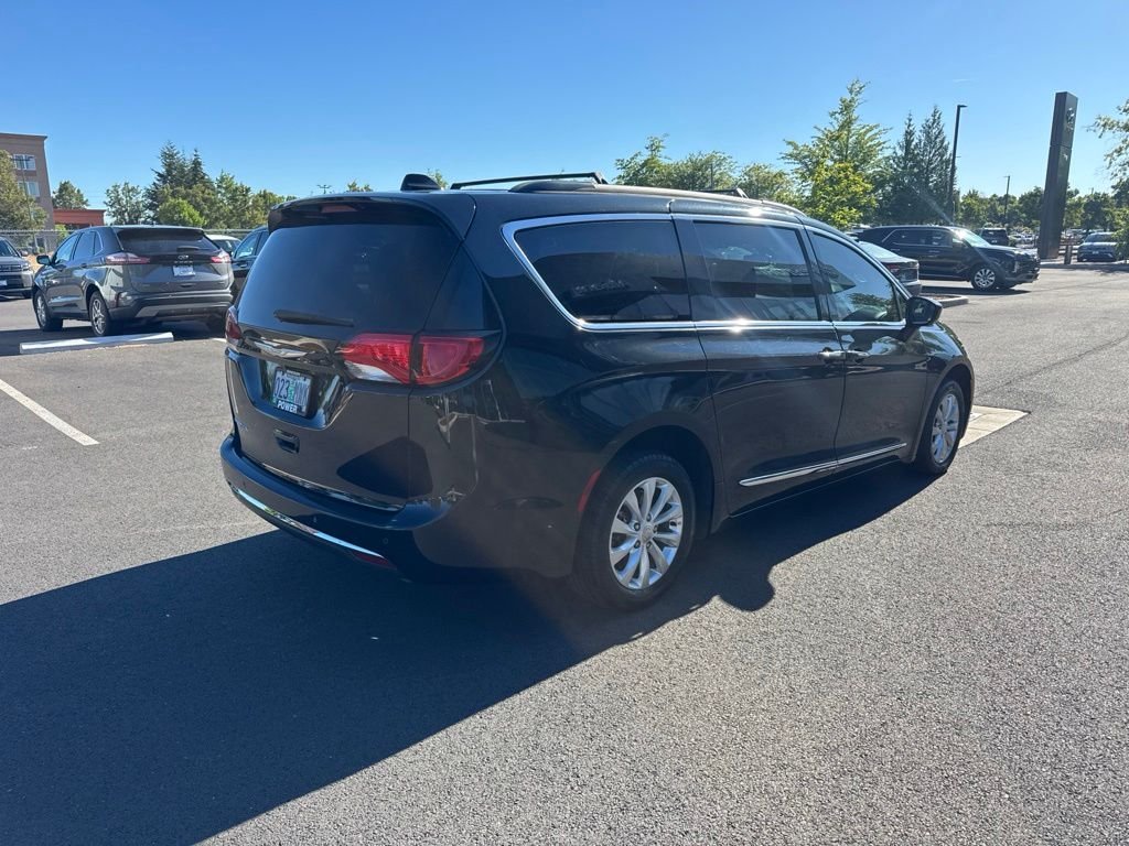 Used 2017 Black Chrysler Touring L image 5