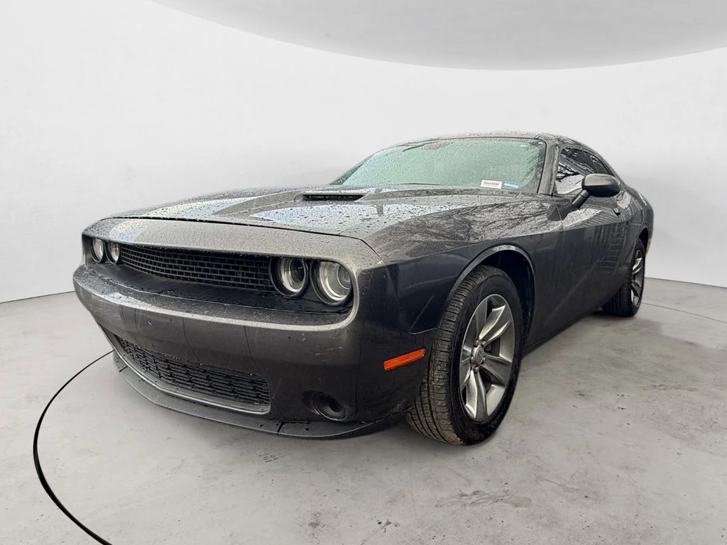 2016 Dodge Challenger SXT's photo