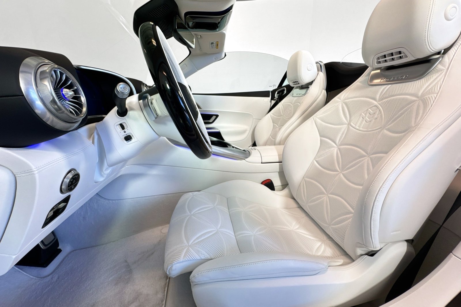 New 2026 Manufaktur Moonlight White Magno Mercedes-Benz Maybach SL 680 Monogram Series image 18
