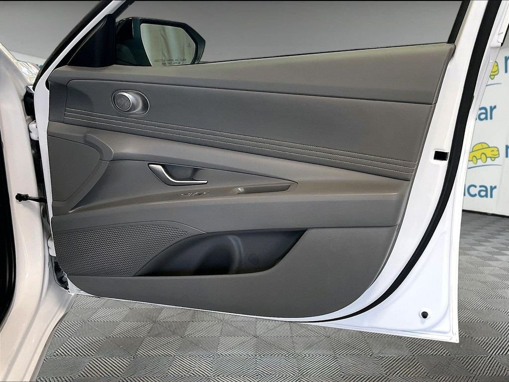 Used 2025 White Hyundai SEL Sport image 6