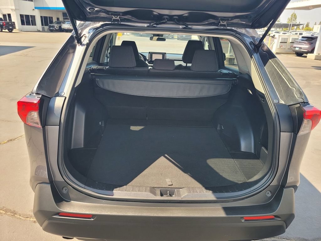 2022 Toyota RAV4 LE - Photo 12