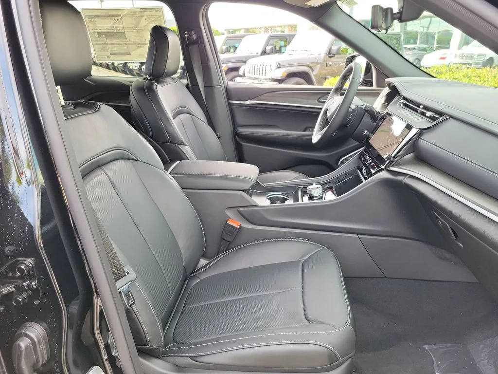 New 2026 Diamond Black Crystal Pearl-Coat Exterior Paint Jeep Limited Reserve image 13