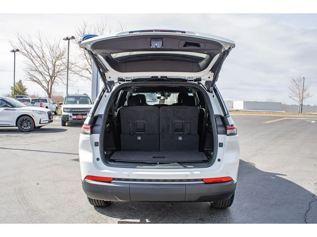 New 2026 Bright White Clearcoat Jeep Laredo Altitude image 10