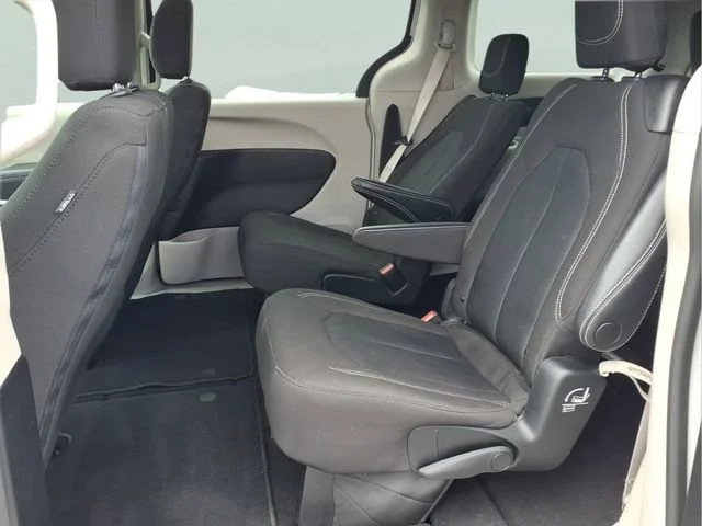 Used 2023  Chrysler LX image 20